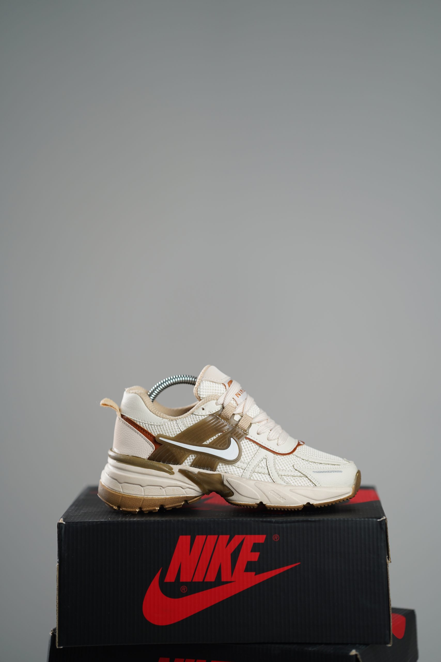 IMG_9221 کتونی نایک v2k کرم زنانه - Image 1